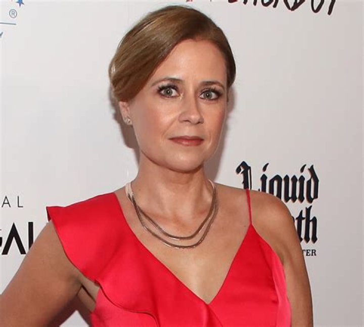 Jenna Fischer In Workout Gear Says “We Got This!”